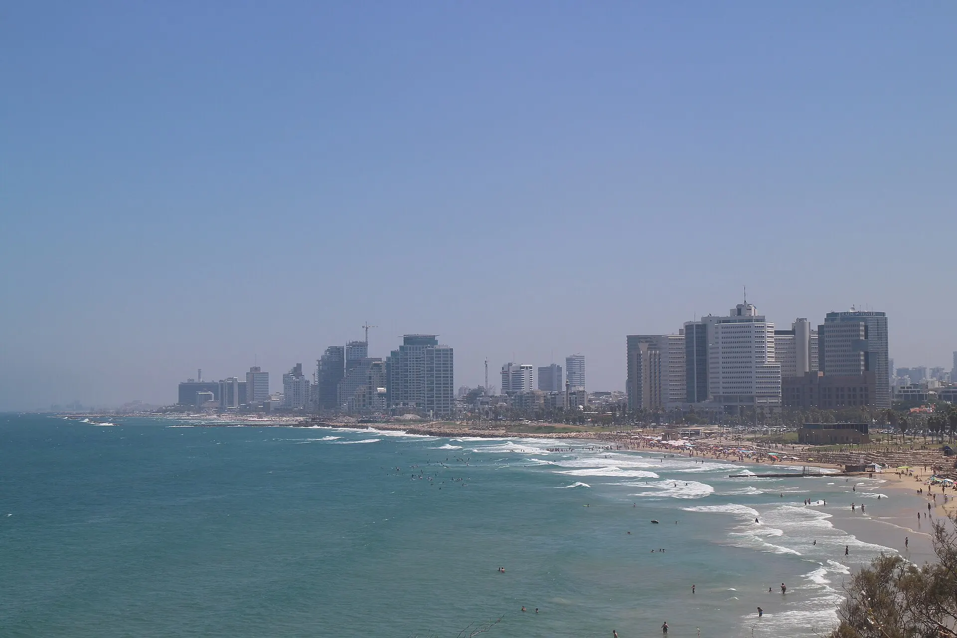 La plage et les tours de Tel Aviv vues depuis Jaffa